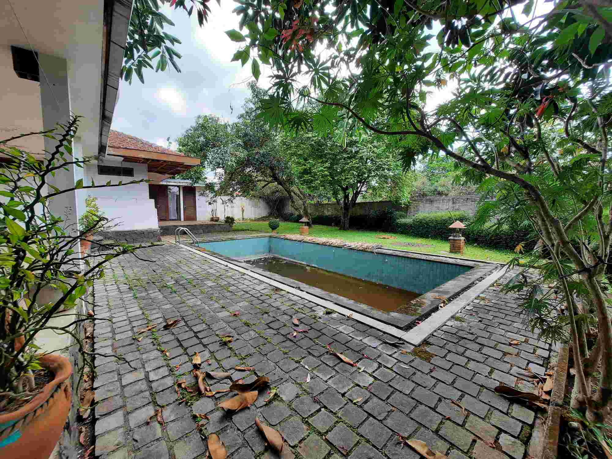 Rumah Posisi Hoek Hitung Harga Tanah hanya 2 belokan dari Universitas Parahyangan Ciumbuleuit Bandung Utara
