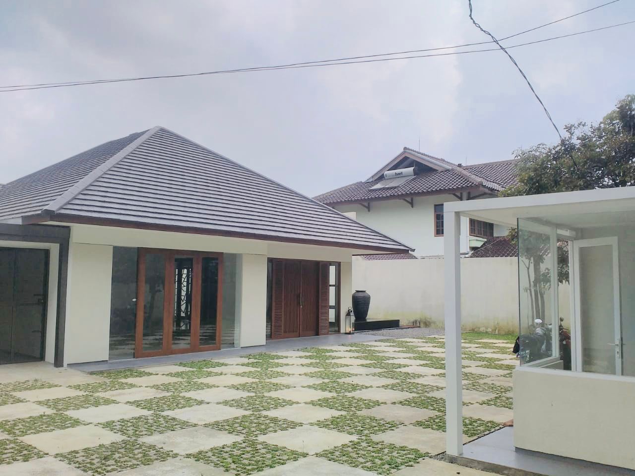 Jual : Rumah Mainroad Sayap Riau Martadinata Kondisi Bangunan Bagus sekali, halaman luas dengan halaman belakang