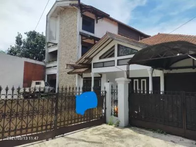 Rumah 3 Lantai dengan Fasilitas Lengkap di Lokasi Strategis Sayap Buah Batu