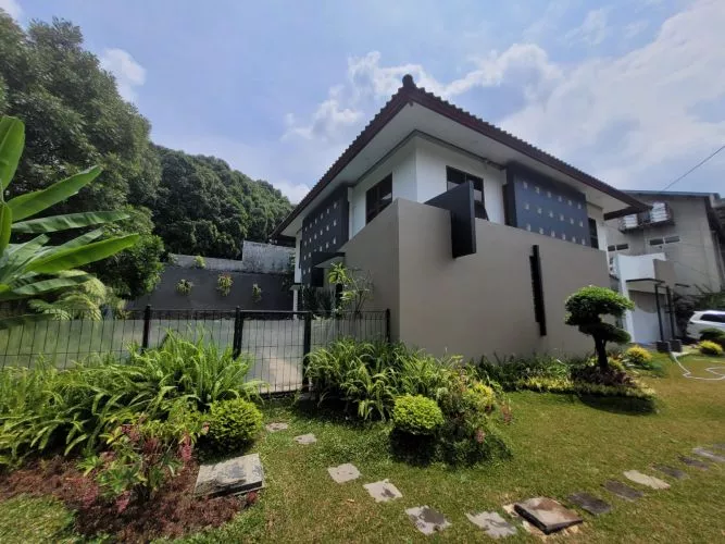 Rumah Mewah Siap Huni di Sayap Hegarmanah Swimming Pool Taman Luas dan Posisi Hook Premium Rumah Mewah Siap Huni di Sayap Hegarmanah Swimming Pool Taman Luas dan Posisi Hook Premium