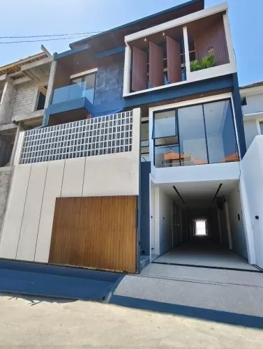 Rumah Modern Japanese Style 3 Lantai Siap Huni Dekat Lapangan Renon