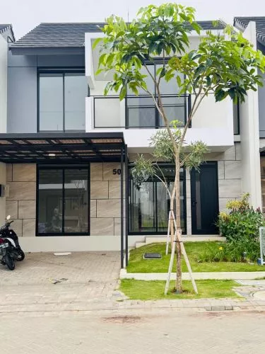 Rumah Siap Huni Depan Taman di Tatar Punawangi Kota Baru Parahyangan