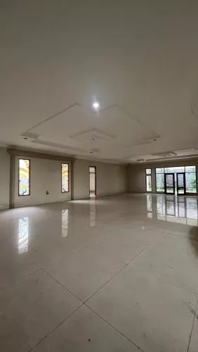 Sewa Rumah Megah dan Luas 2 Lantai di Sayap Riau